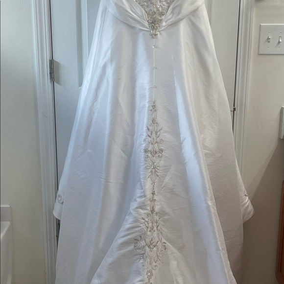 Wedding dress used with extra material, beading and detachable straps - Picture 6 of 12